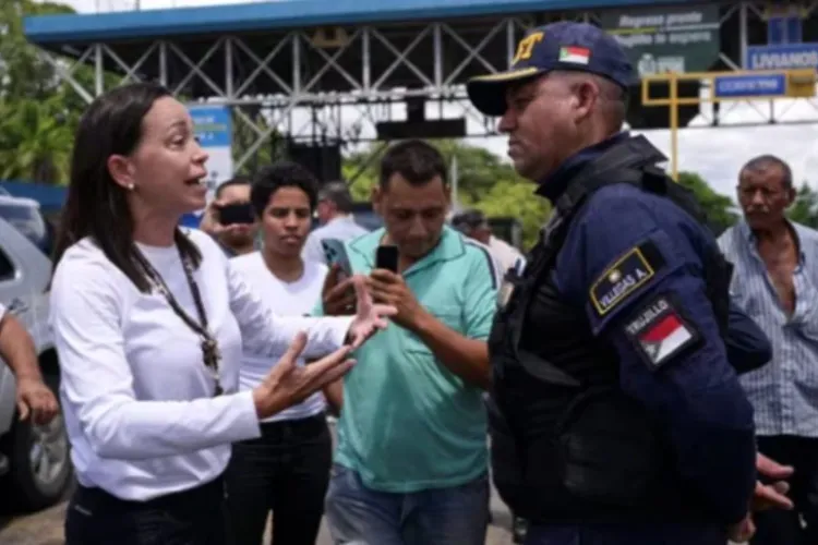 Policía detuvo camión que trasladaba a Edmundo González y María Corina Machado