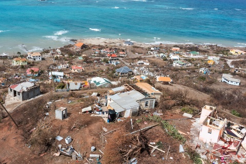 Aumentan a tres los muertos por el impacto del huracán Beryl en Jamaica