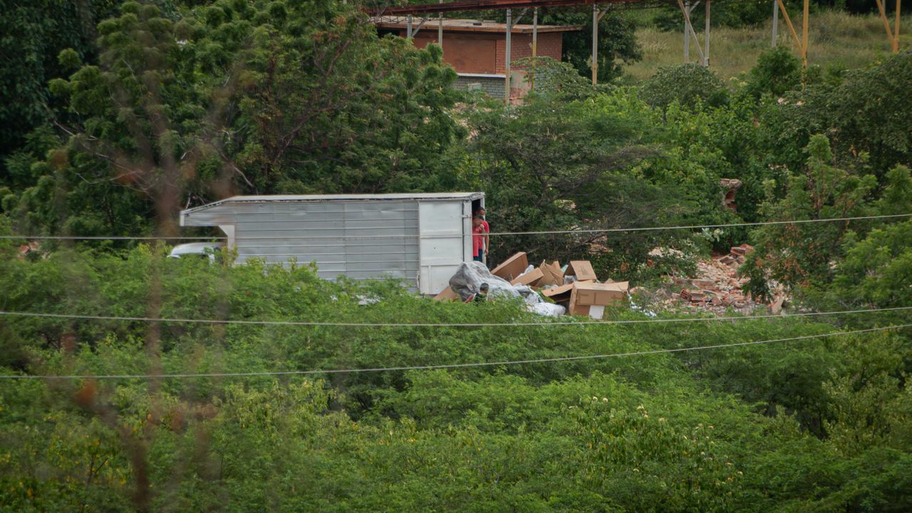 Multan y detienen al chofer de un camión por lanzar desechos en un terreno en Cañada Honda