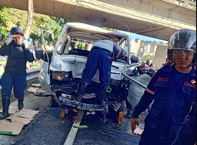 Muere hombre tras chocar Van contra una defensa en Caracas