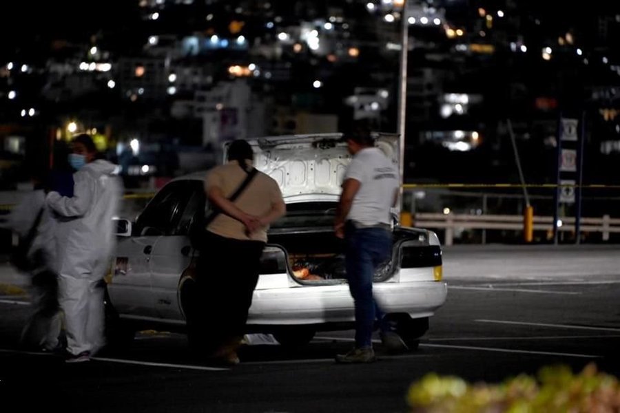 Abandonan taxi con una mujer y dos hombres desmembrados en Acapulco