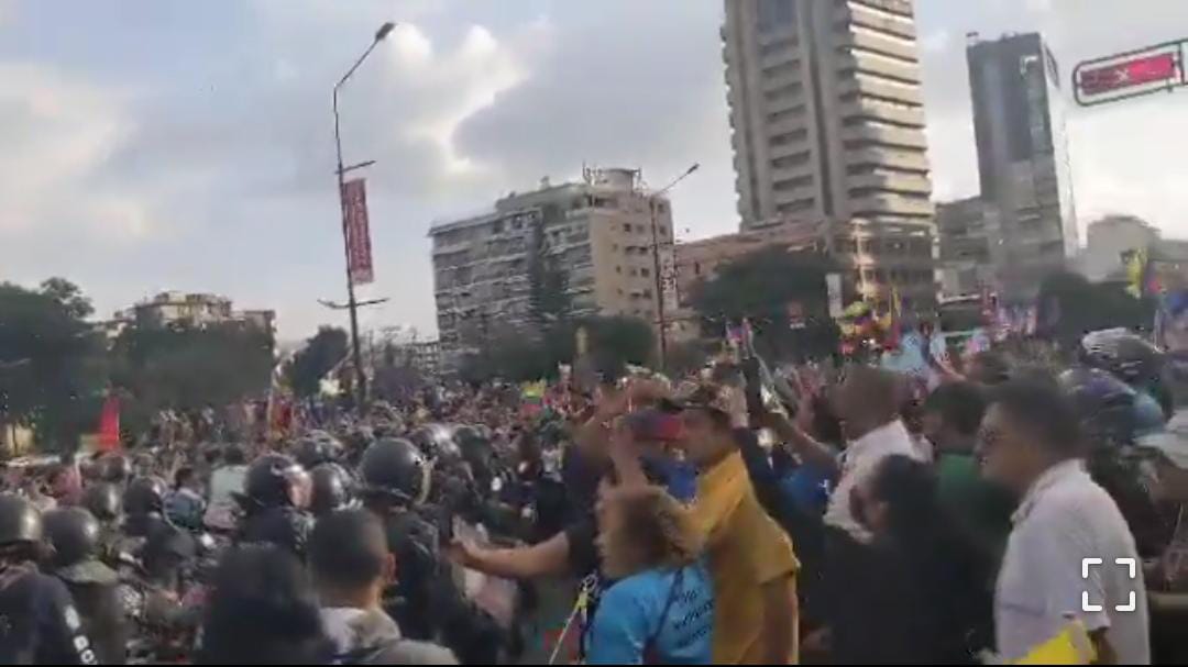 Caravana de la oposición y Psuv se encuentran en Caracas