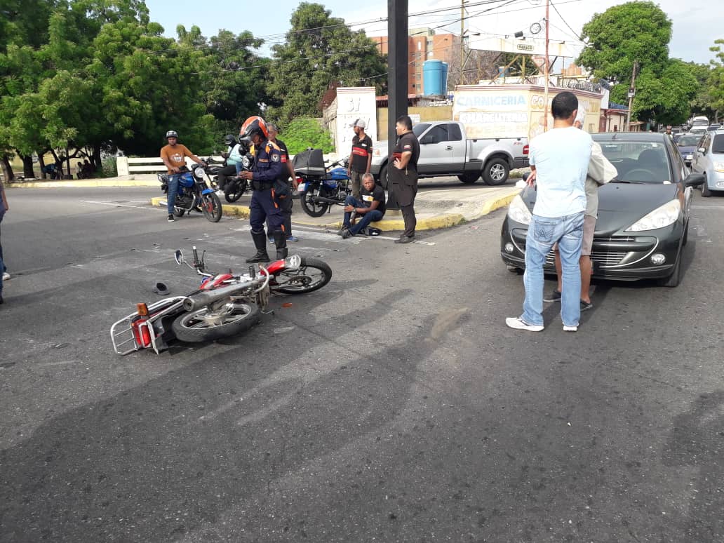 Dos personas heridas en un choque en la avenida Universidad