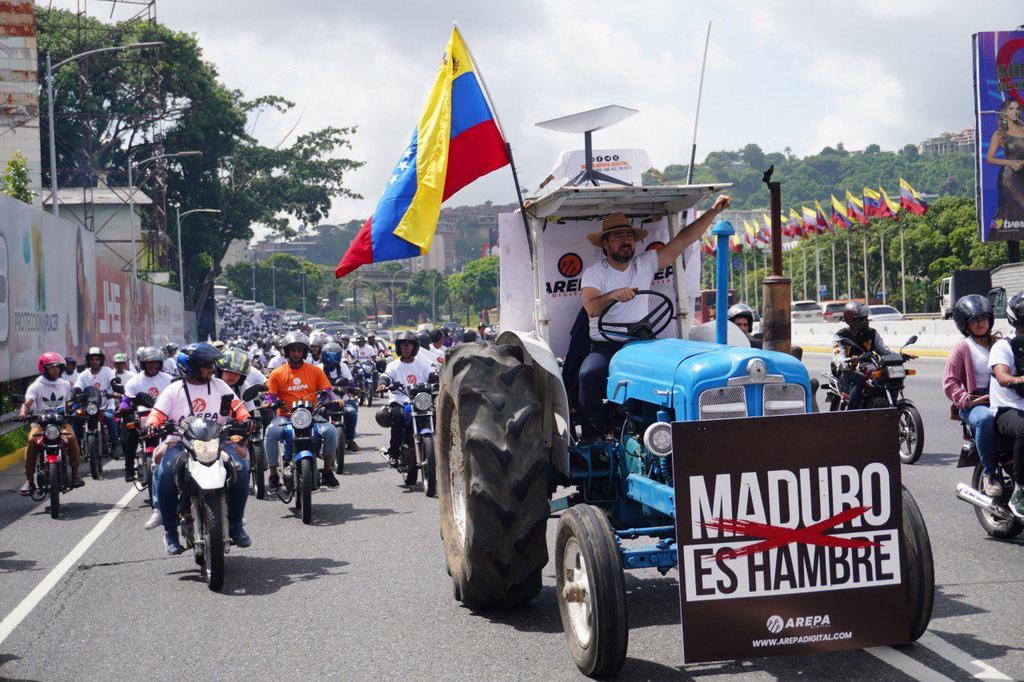 Daniel Ceballos inició campaña a bordo de un tractor en autopista de Caracas