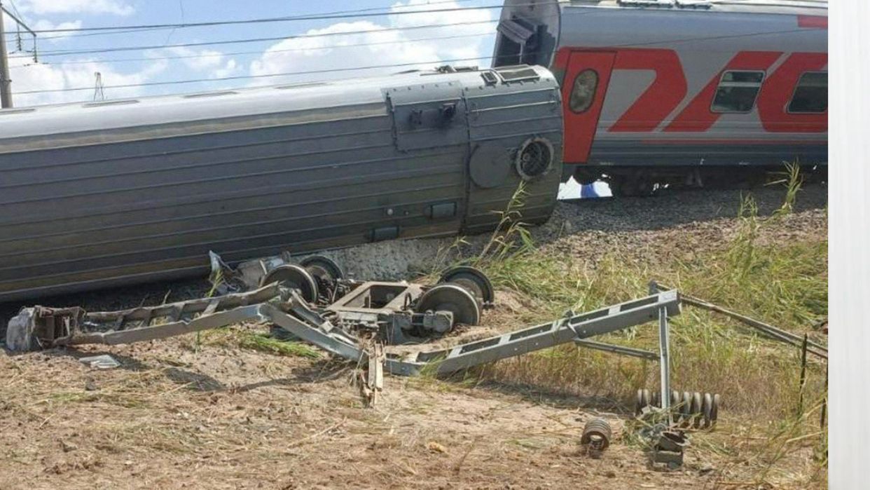 Un tren con más de 800 pasajeros se descarriló en Rusia dejando al menos 100 personas heridas