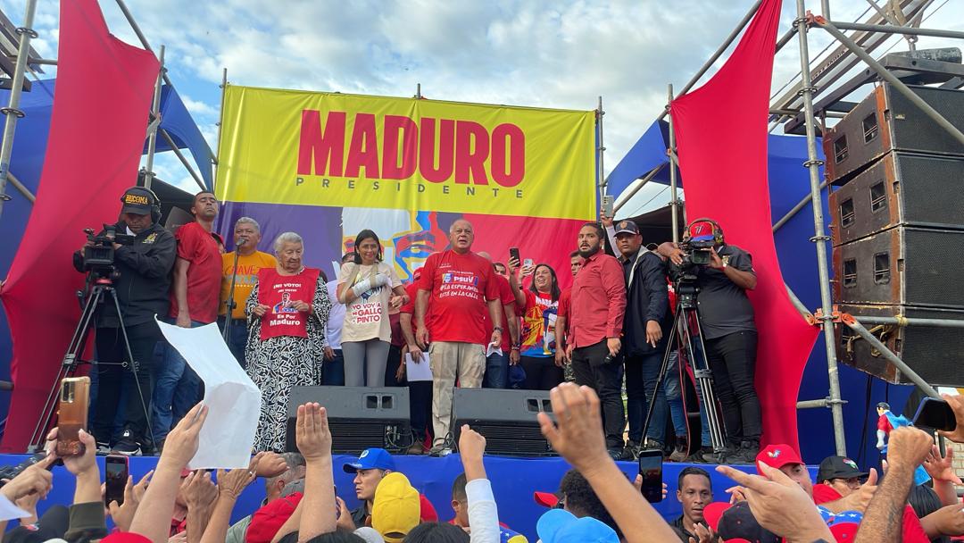 Diosdado Cabello y Delcy Rodríguez encabezaron concentración en el barrio El Níspero de Maracaibo en respaldo a Nicolás Maduro