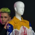Por segunda vez, diseñador zuliano hace prenda de vestir para Karol G: Confeccionó chaqueta inspirada en Venezuela