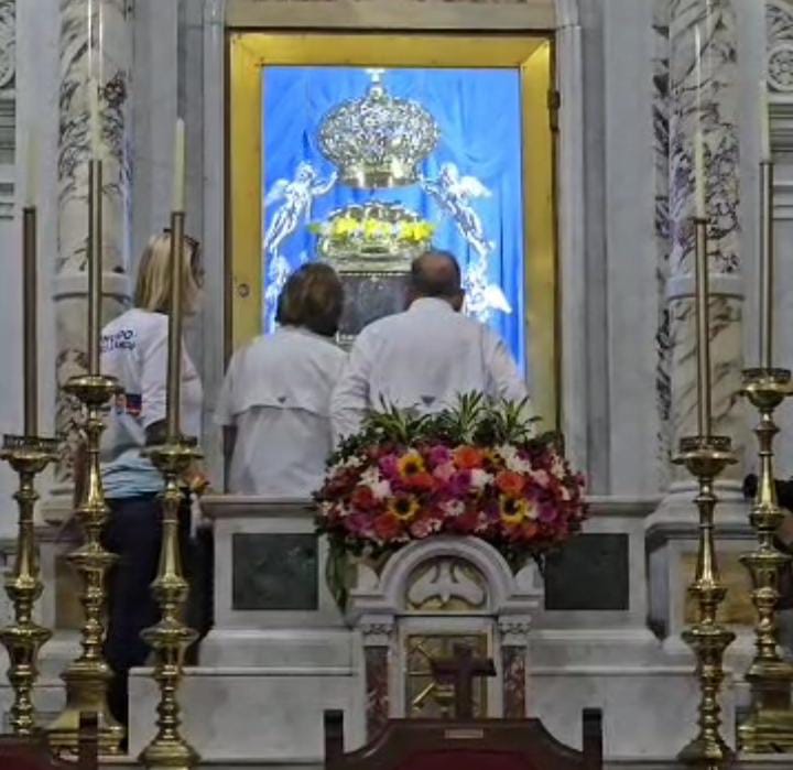 Edmundo González visitó la Basílica de La Chinita