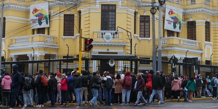 Venezolanos en Lima acuden al consulado para recoger pasaportes