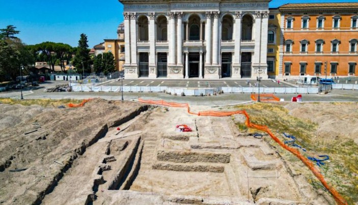 Hallan restos de una estructura medieval defensiva frente a la basílica de San Juan de Letrán en Roma