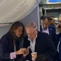 Grupo de expresidentes bajan de un avión en Panamá cuando se disponían a viajar a Caracas