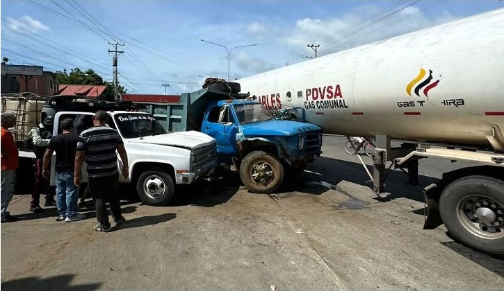 Tres heridos dejó choque múltiple con una gandola cargada de gas en la avenida intercomunal de Cabimas