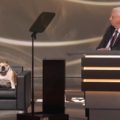 El gobernador de Virginia ofreció un discurso de apoyo a Trump acompañado de su mascota y ella se robó el show