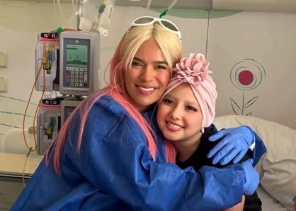 Karol G sorprendió a una niña venezolana que batalla contra el cáncer en Madrid