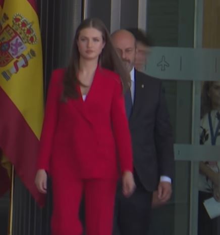 Princesa Leonor escogió un traje de Carolina Herrera para su primer viaje oficial al extranjero