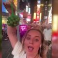 Influencer española es viral al comprar y explicar como se come el mamón en el Times Square de Nueva York: 