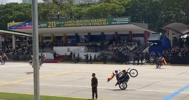Las motopiruetas participan en el desfile por el Día de la Independencia de Venezuela