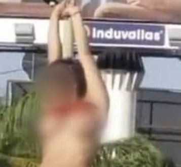 Mujer causó escándalo en Ecuador al posar semidesnuda sobre una tanqueta militar