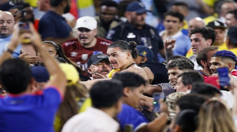 Darwin Núñez y otros jugadores de Uruguay se fueron a los golpes con fanáticos colombianos