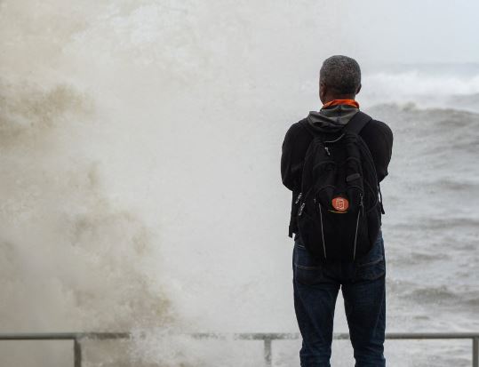 Miles de personas sin luz en República Dominicana a causa de los efectos del huracán Beryl