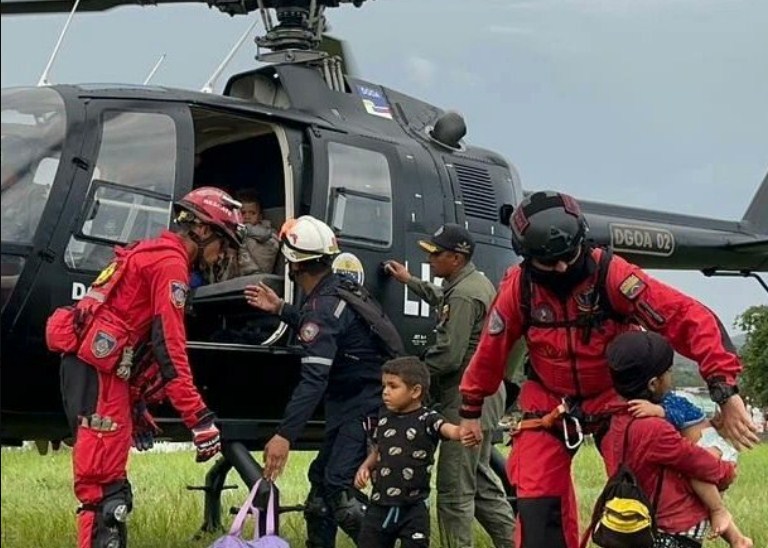 Nueve personas de una familia fueron rescatadas en el cerro “El Turimiquire” de Cumanacoa tras el desbordamiento del río Manzanares