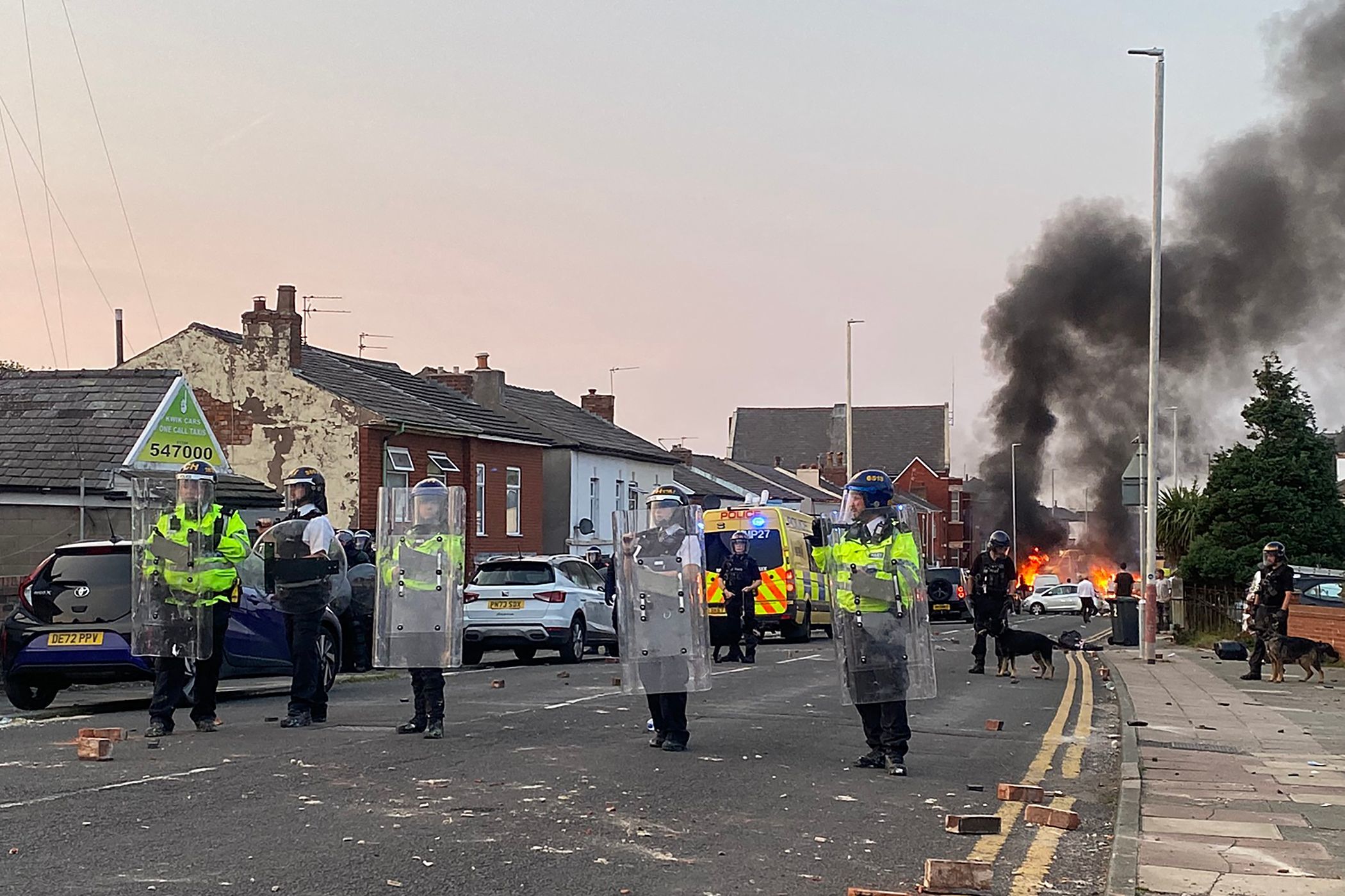 Hirieron a tres policías en las protestas por la muerte de las niñas tras el ataque con cuchillo en Inglaterra