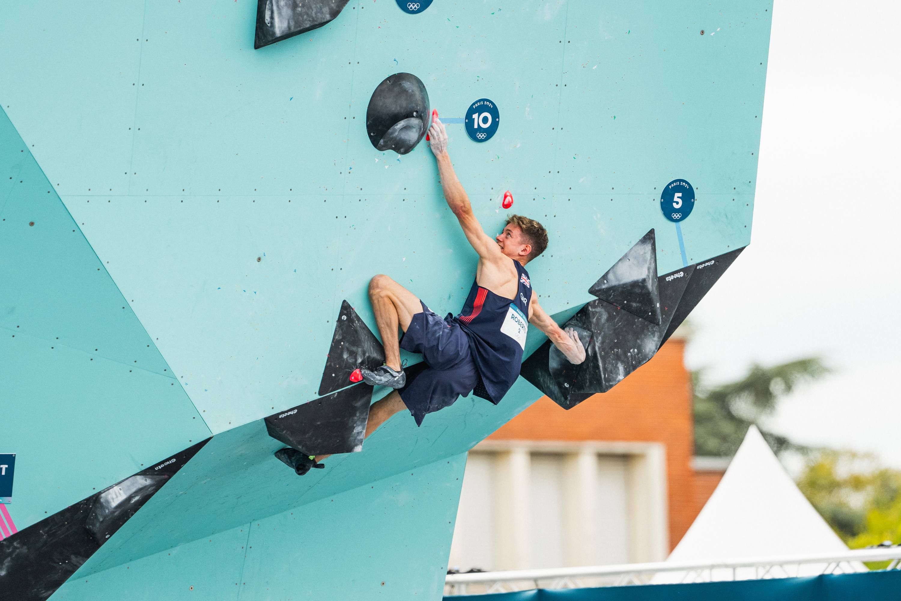 Toby Roberts, de 19 años, se proclamó campeón olímpico de escalada