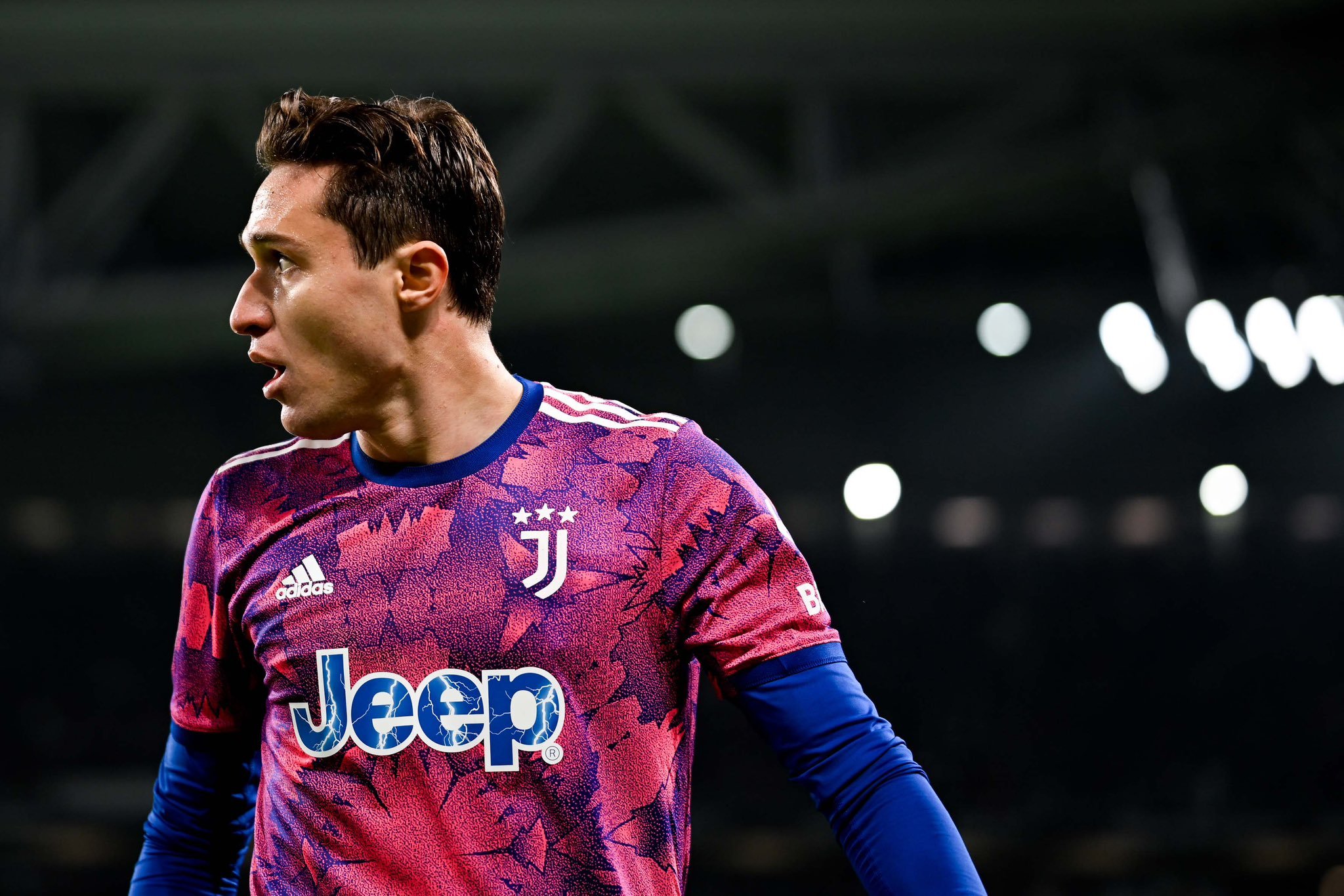 Federico Chiesa con pie y medio fuera de la Juventus