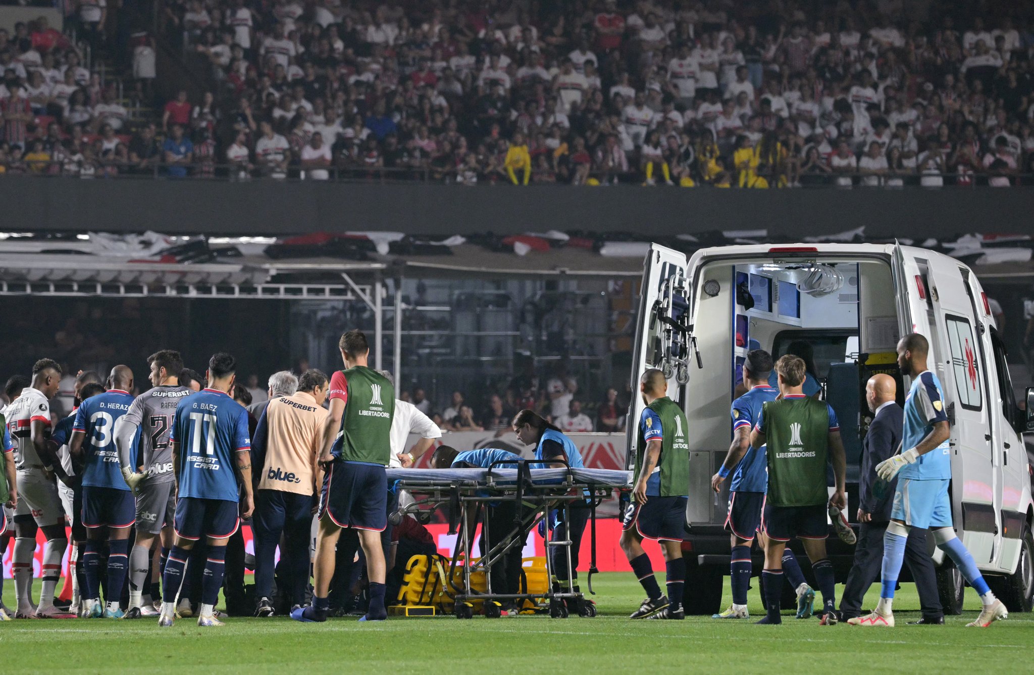 Futbolista de Nacional se desplomó en pleno partido de Copa Libertadores