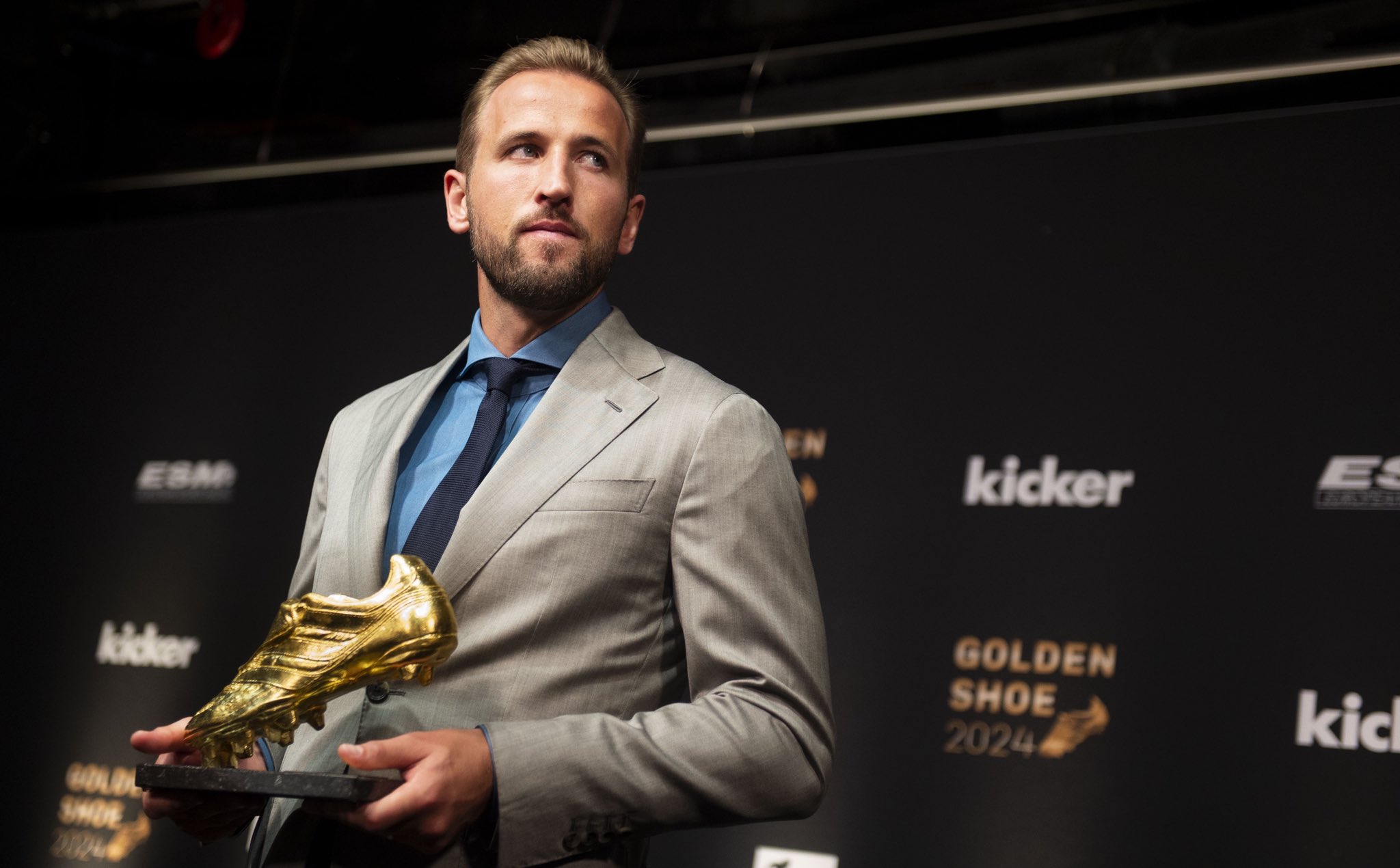 Harry Kane recibió la Bota de Oro por ser el máximo goleador de la temporada pasada