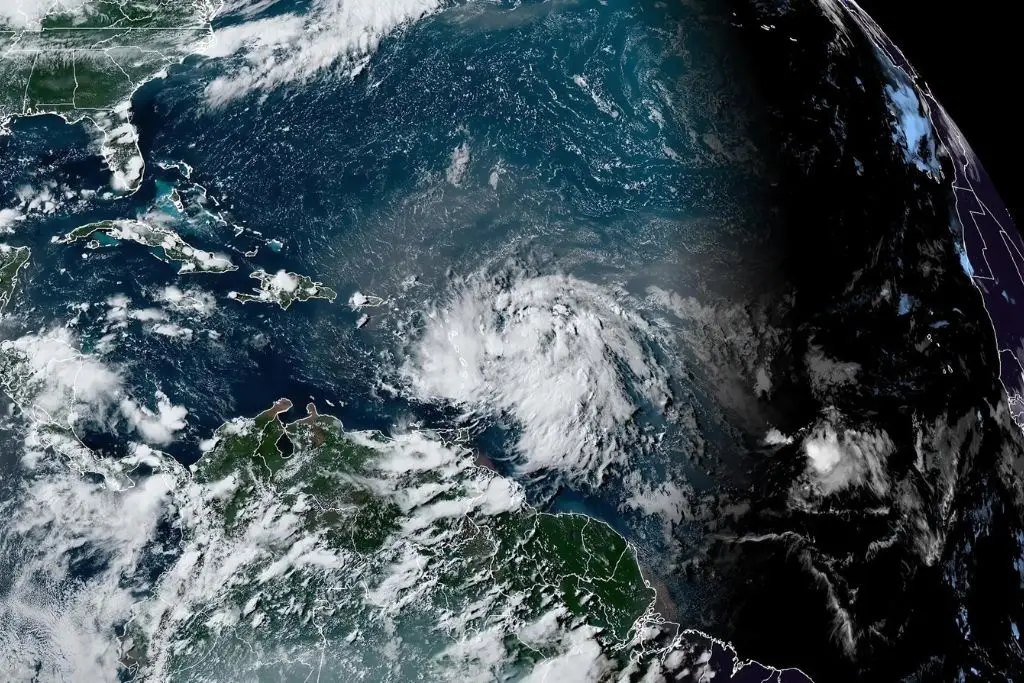 Tormenta tropical Ernesto gana fuerza mientras se acerca a Puerto Rico y las Islas Vírgenes