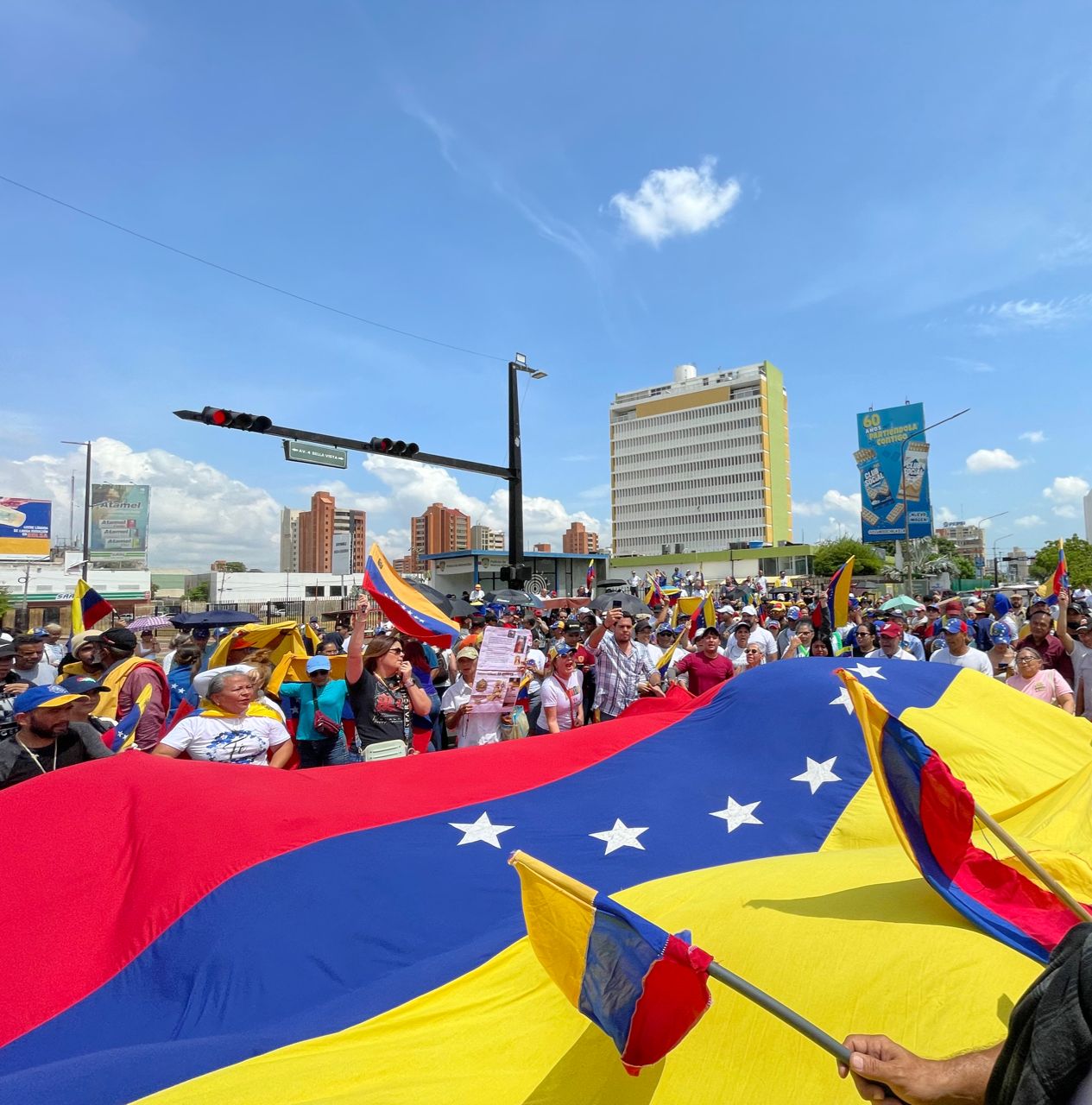 Manifestantes opositores se concentraron en la avenida 5 de Julio