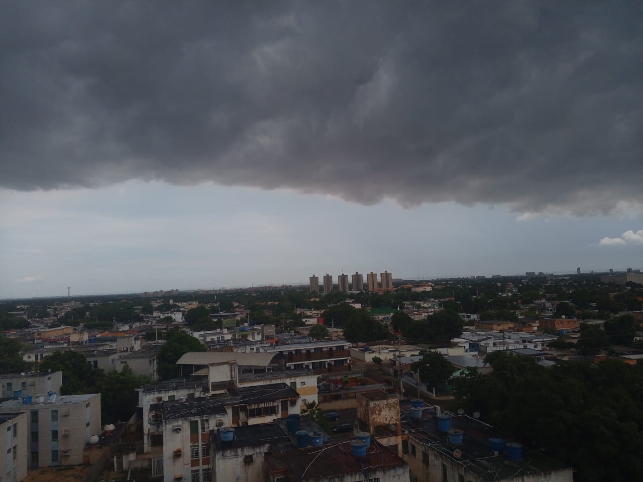 Onda Tropical N° 33 se desplaza por el centro del país: Se esperan lluvias en Zulia y otros estados este jueves 29-Ago