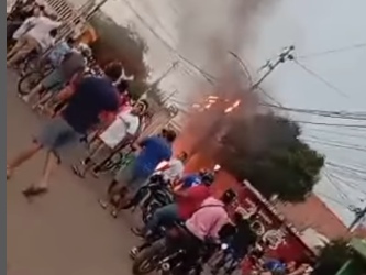 Con la lluvia de este miércoles un rayo impactó en un transformador en el barrio Nueva Democracia en Maracaibo y dejó varias familias sin electricidad