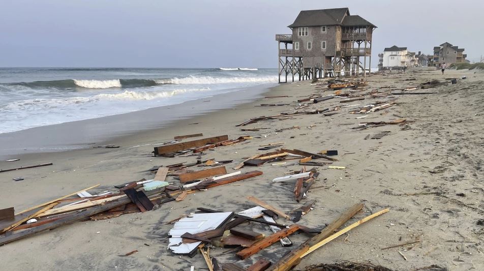 Huracán Ernesto recupera fuerzas: provoca fuerte oleaje y corrientes en la costa este de EEUU