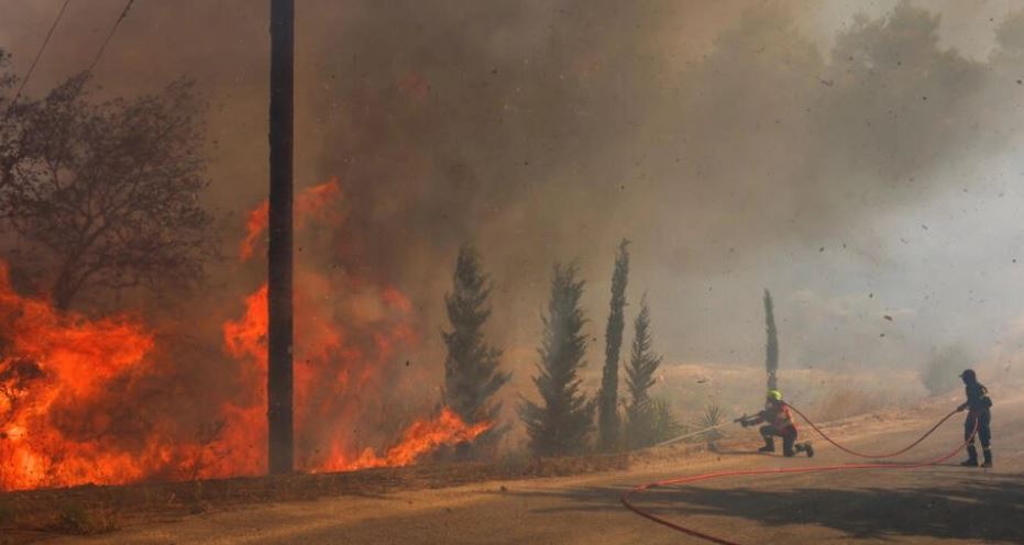 Más de 50 mil evacuados y 10 mil hectáreas quemadas en el incendio que amenaza Atenas en Grecia