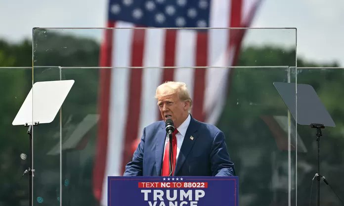 Trump celebra protegido por vidrio antibalas su primer mitin al aire libre tras el ataque