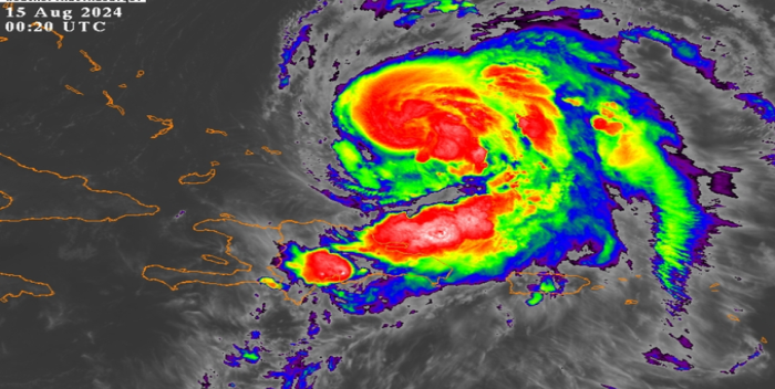 El huracán de categoría 1 Ernesto se fortalece rumbo a las Bermudas