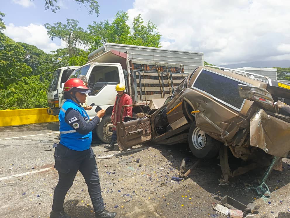 Siete heridos dejó estrepitosa colisión entre una gandola cargada con cerveza y 16 vehículos en la autopista Cimarrón Andresote en Yaracuy