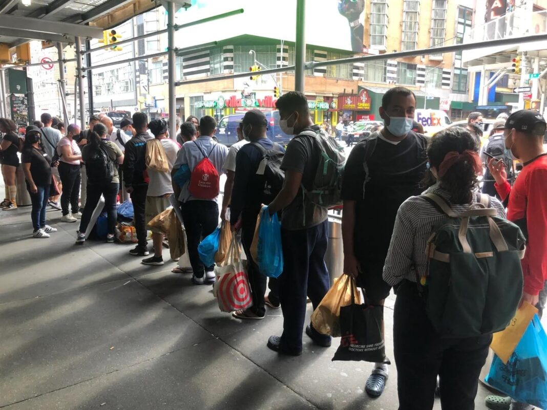 Migrantes venezolanos recién llegados a Nueva York están optimistas pese a las adversidades