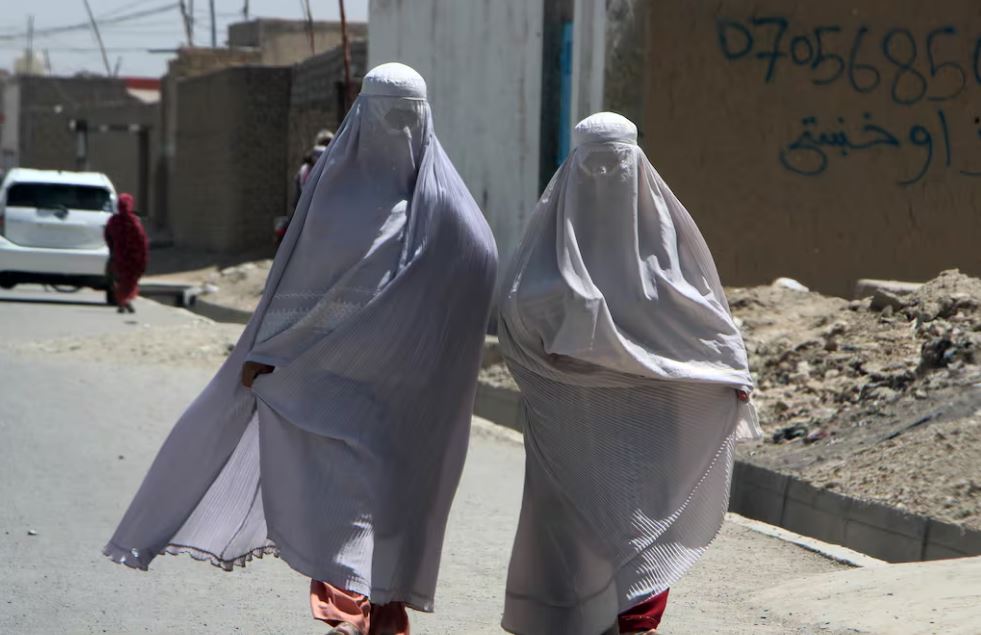 Los talibanes prohíben el sonido de voces femeninas cantando o leyendo en público