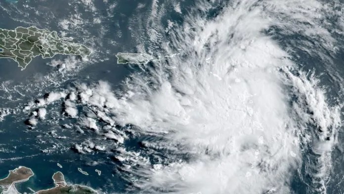 Ernesto se degrada a tormenta tropical tras azotar Bermudas con fuertes lluvias