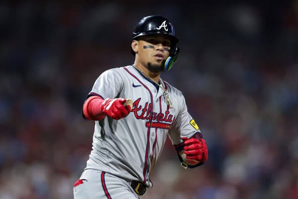 Orlando Arcia la sacó por duplicado en el triunfo de los Bravos