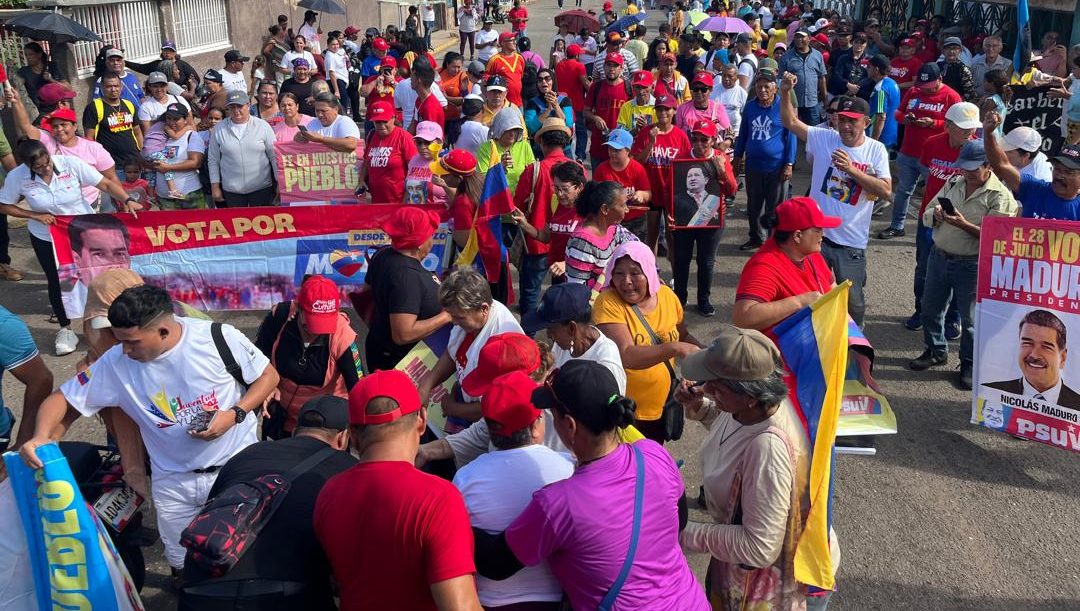 Simpatizantes oficialistas se concentran en San Francisco para respaldar al presidente Nicolás Maduro