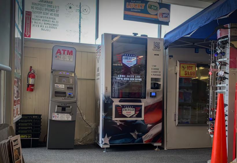 Un refresco y dos nueve milímetros: las máquinas expendedoras de balas abren mercado en Texas