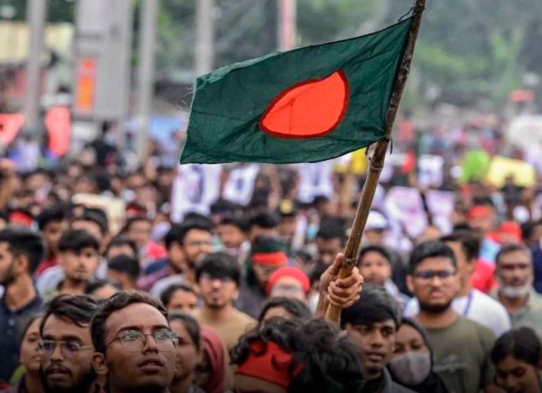 La primera ministra de Bangladés huye en medio de graves protestas