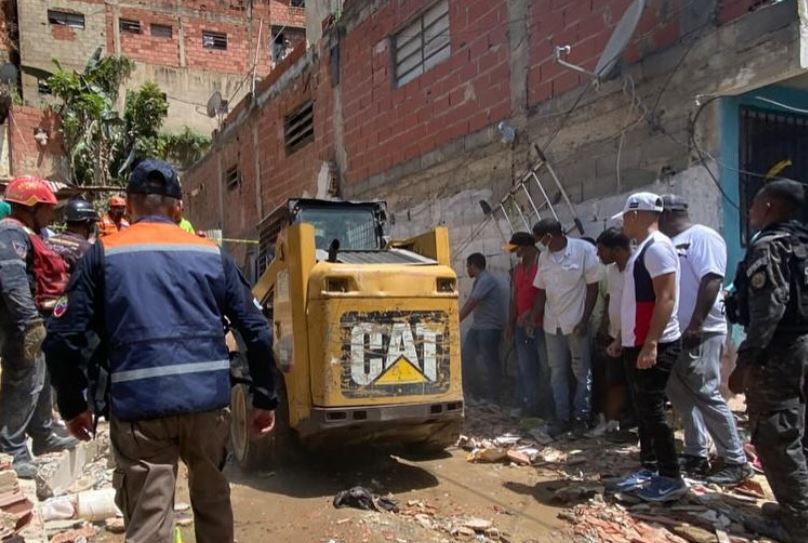 Así rescataron a una mujer que se encontraba bajo los escombros