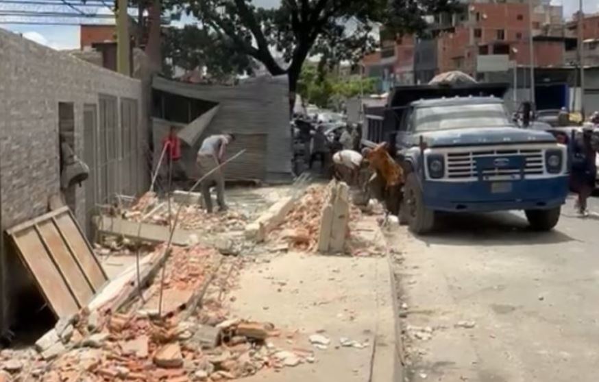 Un joven muerto y tres heridos dejó el colapso de una pared en Catia