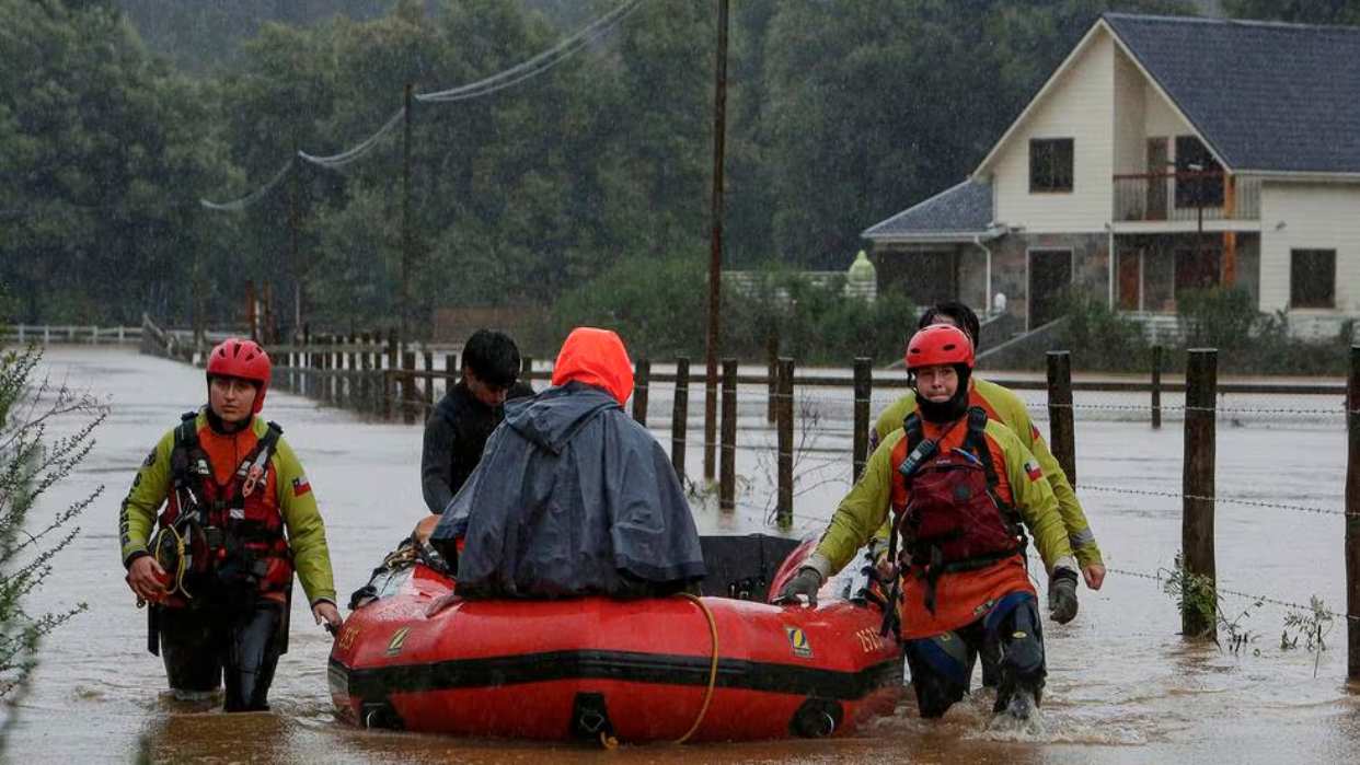 Un millón de hogares sin electricidad dejan lluvias en Chile en las últimas horas