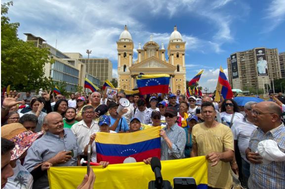 Así estuvo la concentración de la oposición en la plazoleta de la Basílica